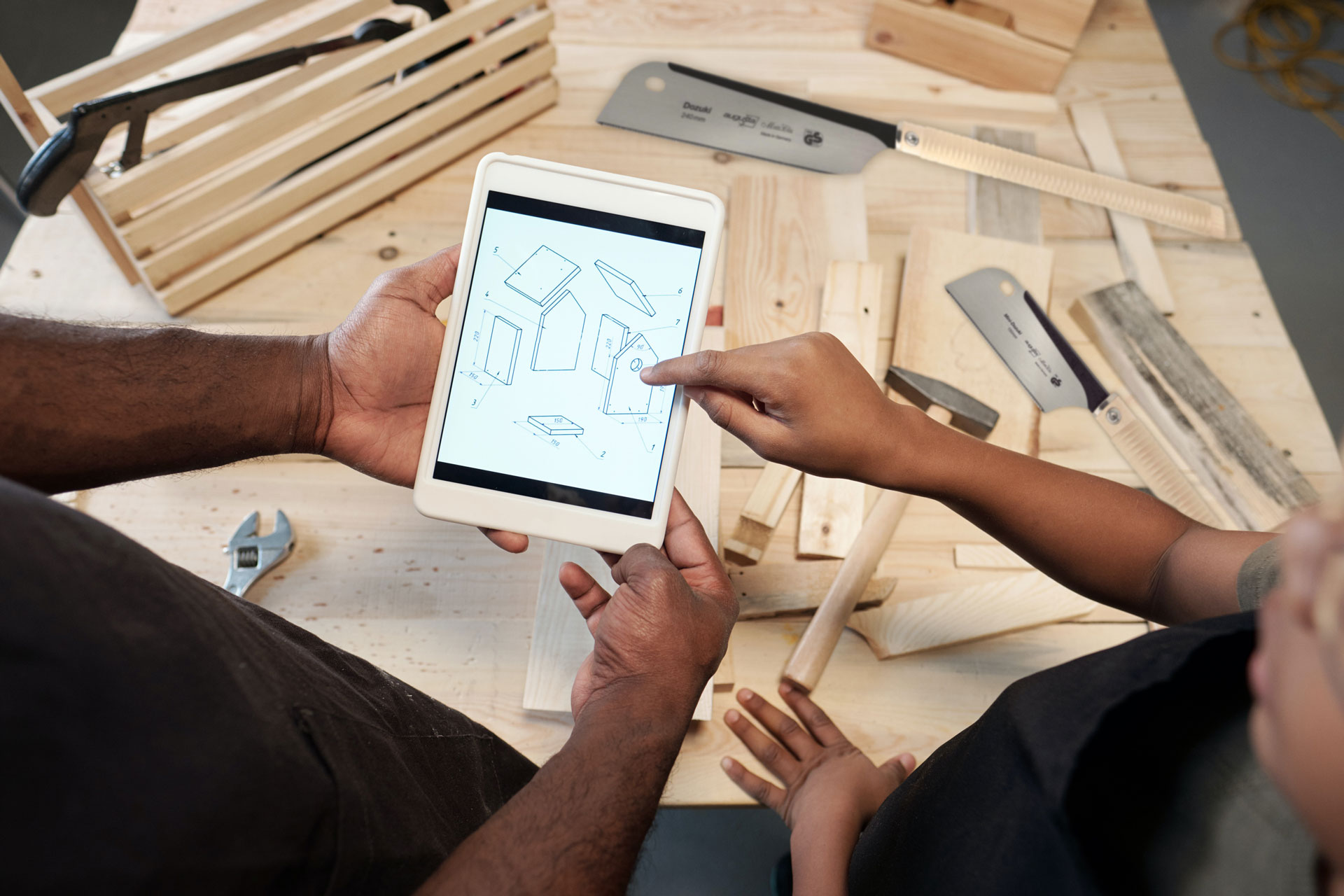 Augusta-Heckenrose Imagebild Blogbeitrag Japansägen Set Anwendung Mann und Kind basteln und werken mit Holz und Japansägen