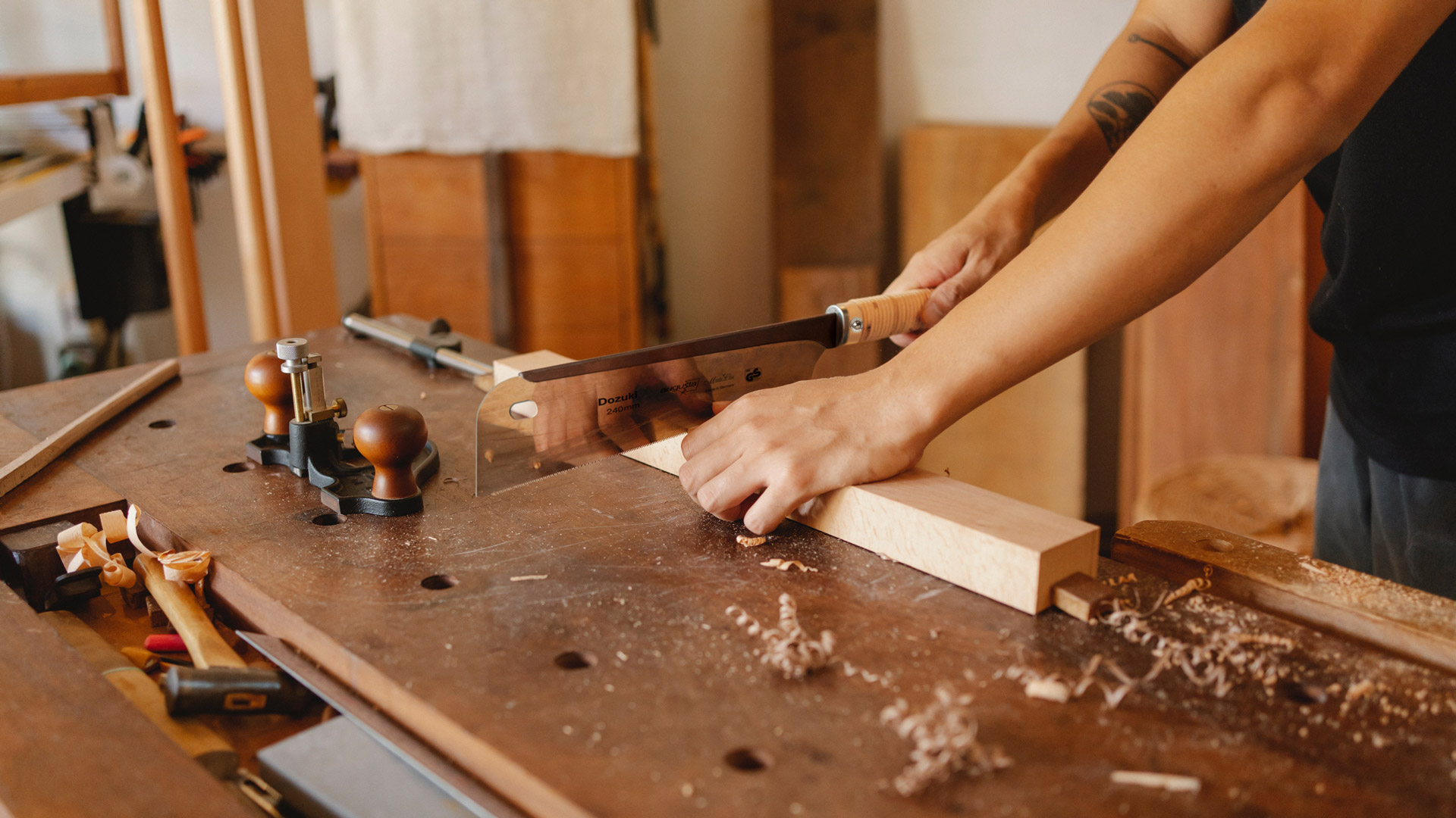 Augusta-Heckenrose Imagebild Blogbeitrag Dozuki mit Holzgriff wird in einer Holzwerkstatt zum Ablängen einer Latte verwendet